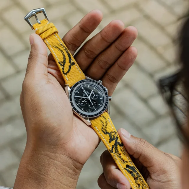 Elevate your Omega Speedmaster with our Yellow Calli Denim Strap, inspired by streetwear fashion's edgy vibe.This unique strap, featuring individually hand-painted calligraphy-like strokes, transforms your timepiece into a casual, sporty, yet elegant statement.With 10 vibrant colors available, you can personalize your watch to match your style.Discover the perfect blend of luxury and uniqueness of Calli Denim Series on our website, or just simply DM us to personalize yours!#handcrafted #watchstrap #gunnystraps #omegastrap